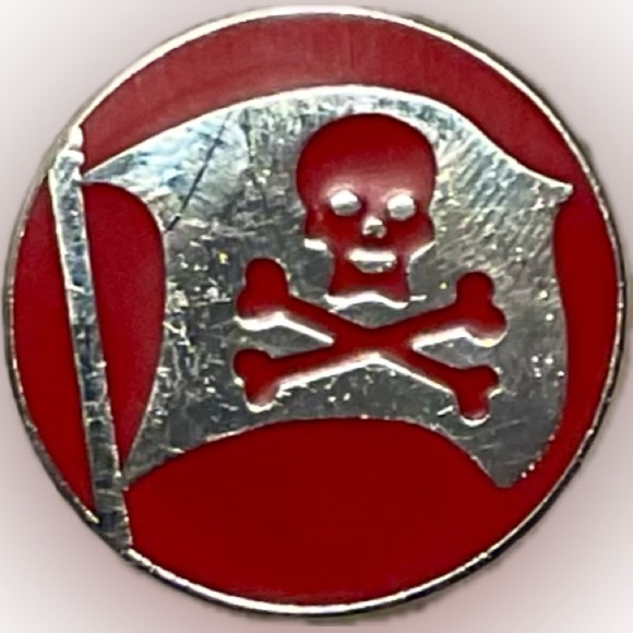 Disney Trading Pin Pirates of the Caribbean Flag - Picture 1 of 2